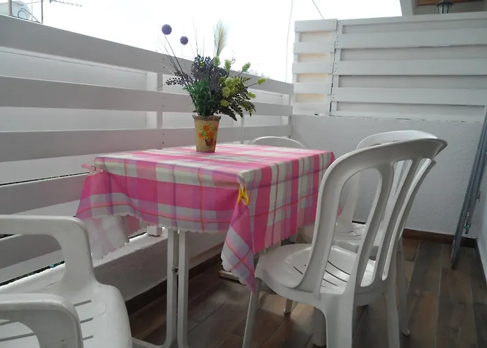 Sunshine Apts, Two Bedroom , Free Internet, No 3 Apartamento