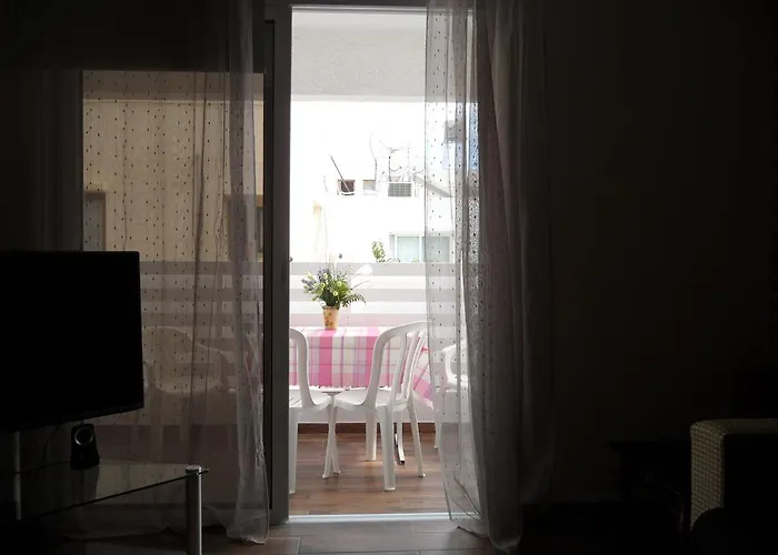 Sunshine Apts, Two Bedroom , Free Internet, No 3 *